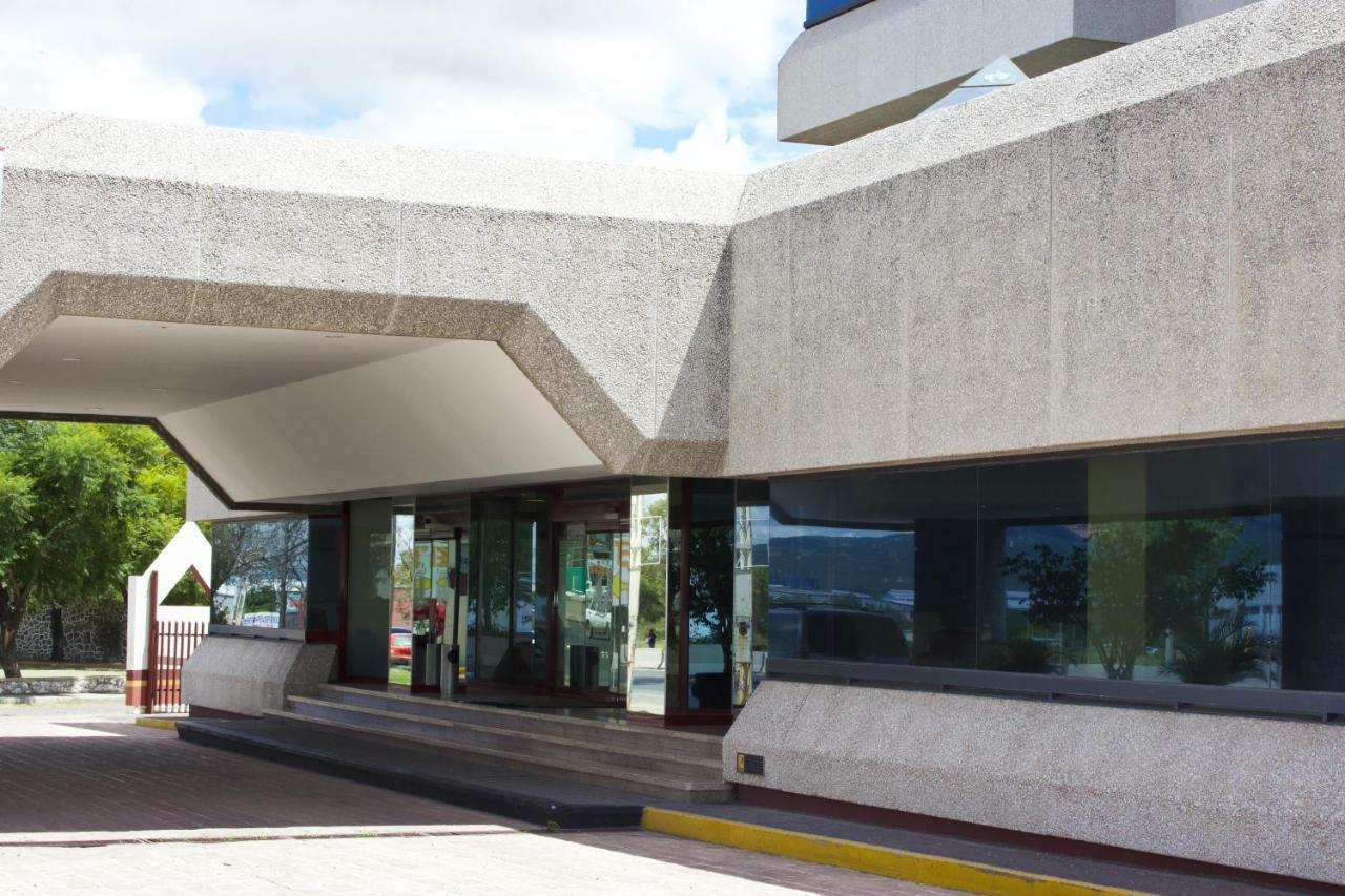 ホテル サン ファン パーク San Juan del Río エクステリア 写真 The entrance to the terminal