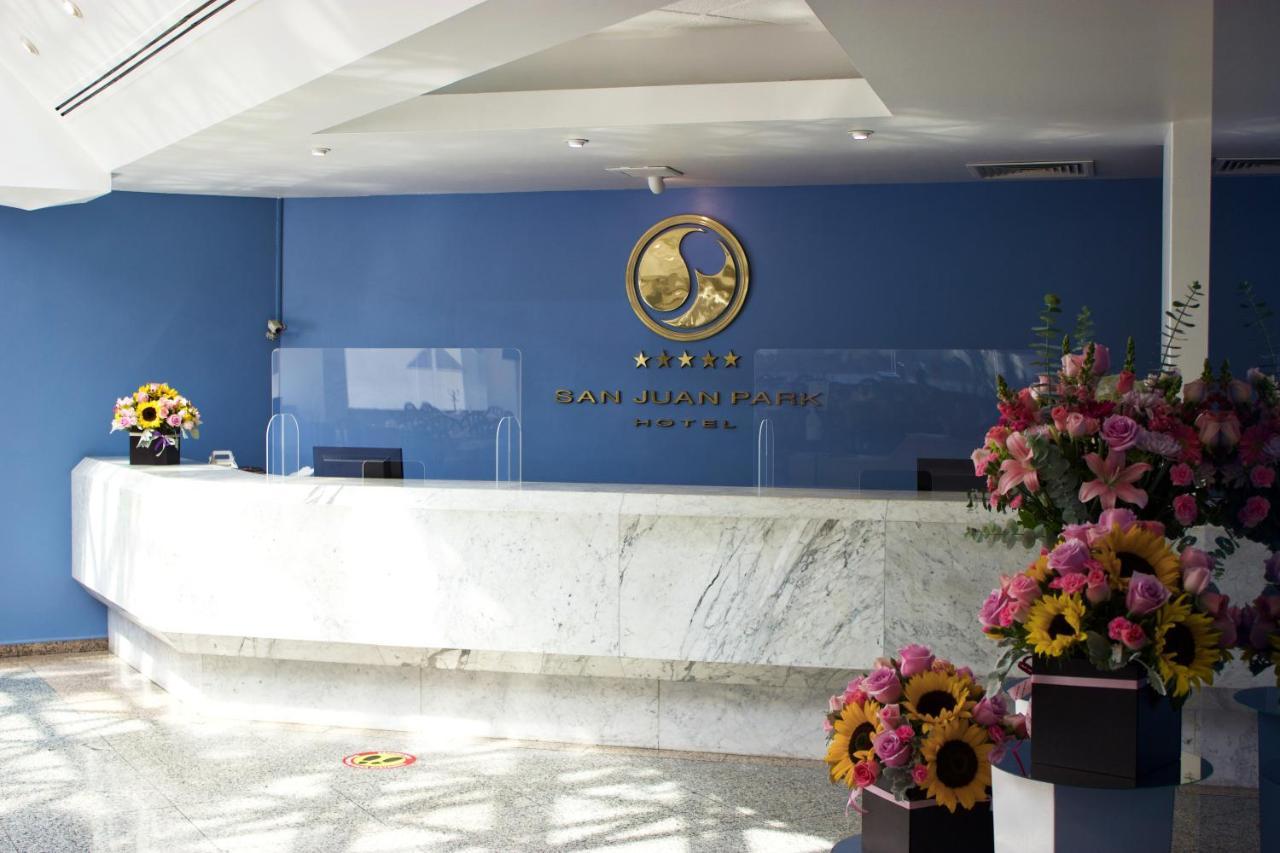 ホテル サン ファン パーク San Juan del Río エクステリア 写真 Reception desk
